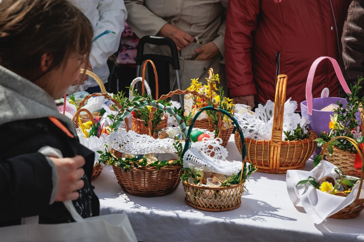 Jajka, wędlina, chleb, sól, pieprz, chrzan, ciasto. Wszystko w towarzystwie baranka. Oto, co najczęściej wkładamy do koszyczka wielkanocnego – symbolu Wielkiej Soboty. Święconka nawiązuje do zmartwychwstałego Chrystusa czy wyrzeczeń okresu Wielkiego Postu.