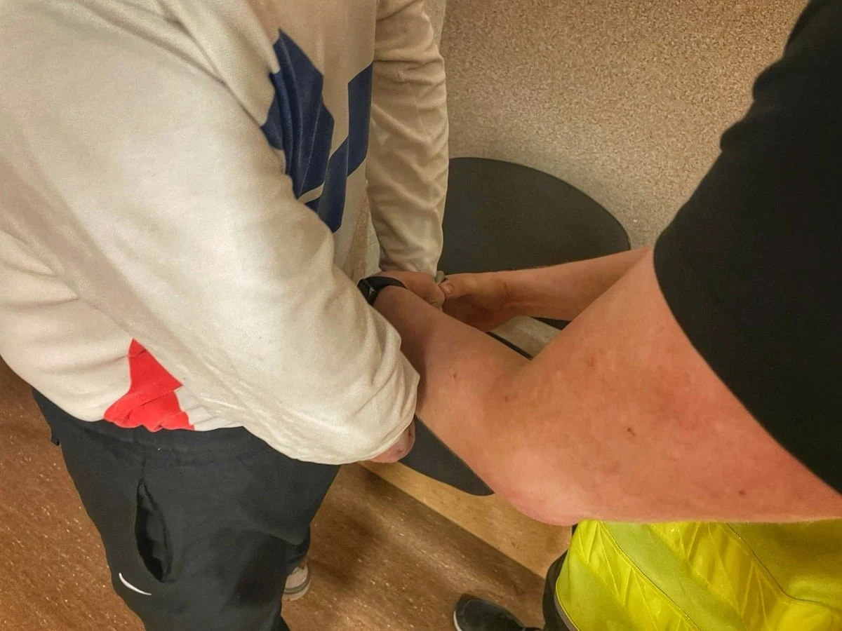 Za propagowanie ustroju totalitarnego odpowie 55-latek z Opola, który sprayem naniósł na plakaty wyborcze symbole faszystowskie. Mężczyzna został zatrzymany po kilkudziesięciu godzinach od zawiadomienia. Grozi mu do 3 lat więzienia.

