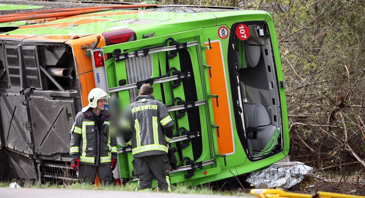 Tragedia pod Lipskiem na wschodzie Niemiec. Jadący autostradą A9 autokar z nieznanych przyczyn zjechał z drogi i przewrócił się. "Bild" podaje, że w wypadku zginęło co najmniej 5 osób, a 16 zostało rannych.