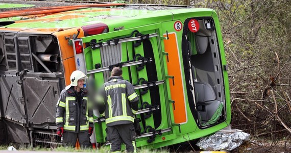 Tragedia pod Lipskiem na wschodzie Niemiec. Jadący autostradą A9 autokar z nieznanych przyczyn zjechał z drogi i przewrócił się. "Bild" podaje, że w wypadku zginęło co najmniej 5 osób, a 16 zostało rannych.