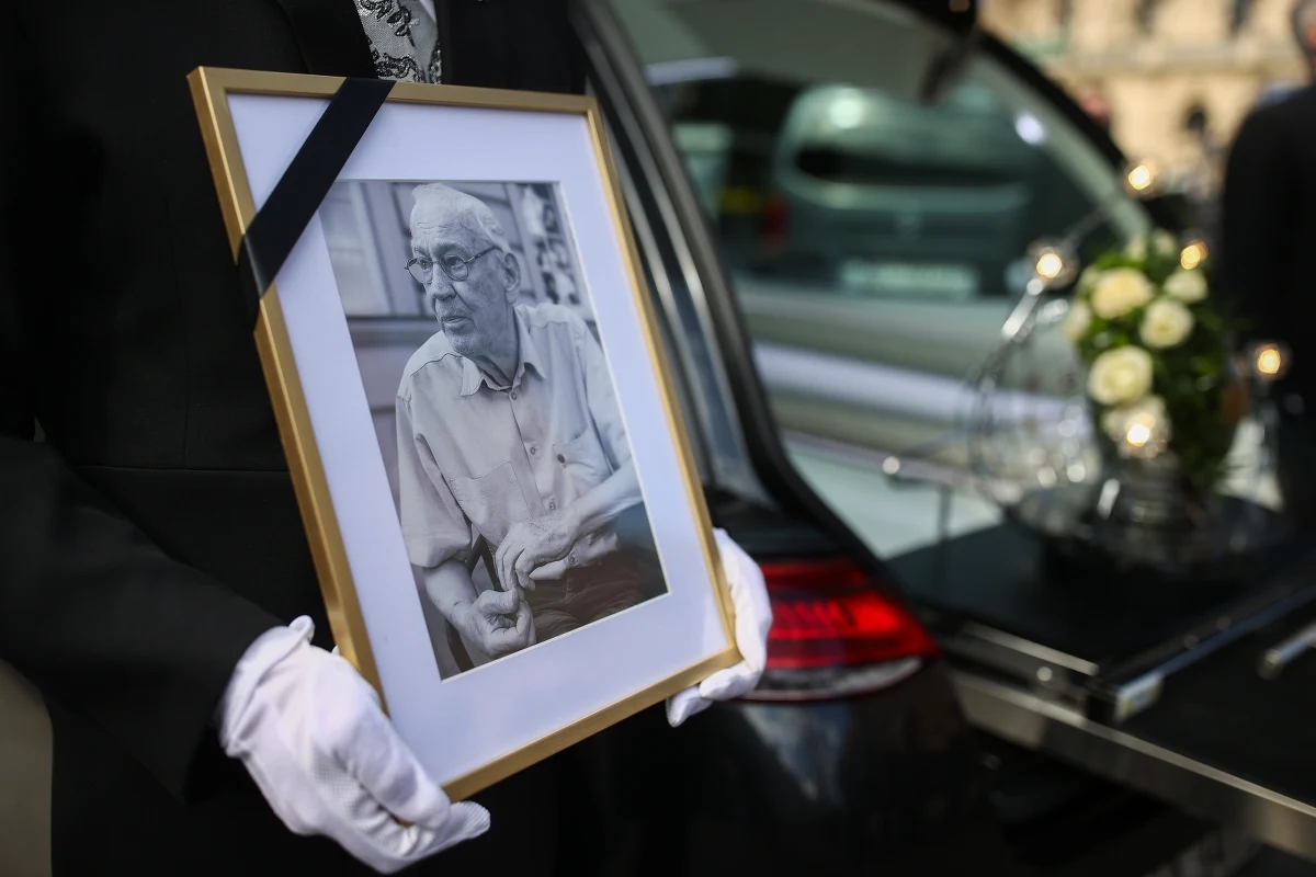 Poeta, pieśniarz i kompozytor Leszek Długosz spoczął w nowej Alei Zasłużonych na cmentarzu Rakowickim w Krakowie. "Jego życie było życiem człowieka wartości, artysty bez kompleksów" - powiedział podczas uroczystości pogrzebowych prezydent Andrzej Duda.