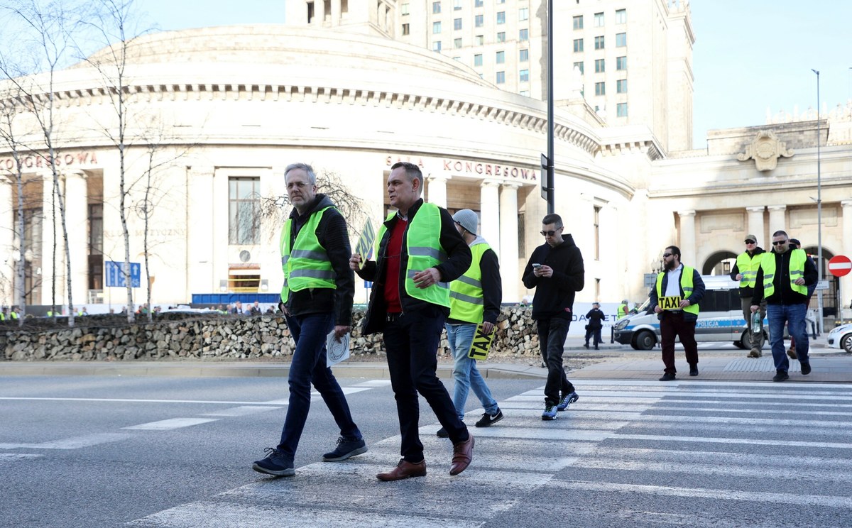 W Warszawie zaprotestowali taksówkarze. Domagają się m.in. zwiększenia opłat za przejazd, bo jak twierdzą, maksymalne stawki w stolicy nie były podnoszone od ponad 20 lat. 