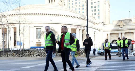 W Warszawie zaprotestowali taksówkarze. Domagają się m.in. zwiększenia opłat za przejazd, bo jak twierdzą, maksymalne stawki w stolicy nie były podnoszone od ponad 20 lat. 