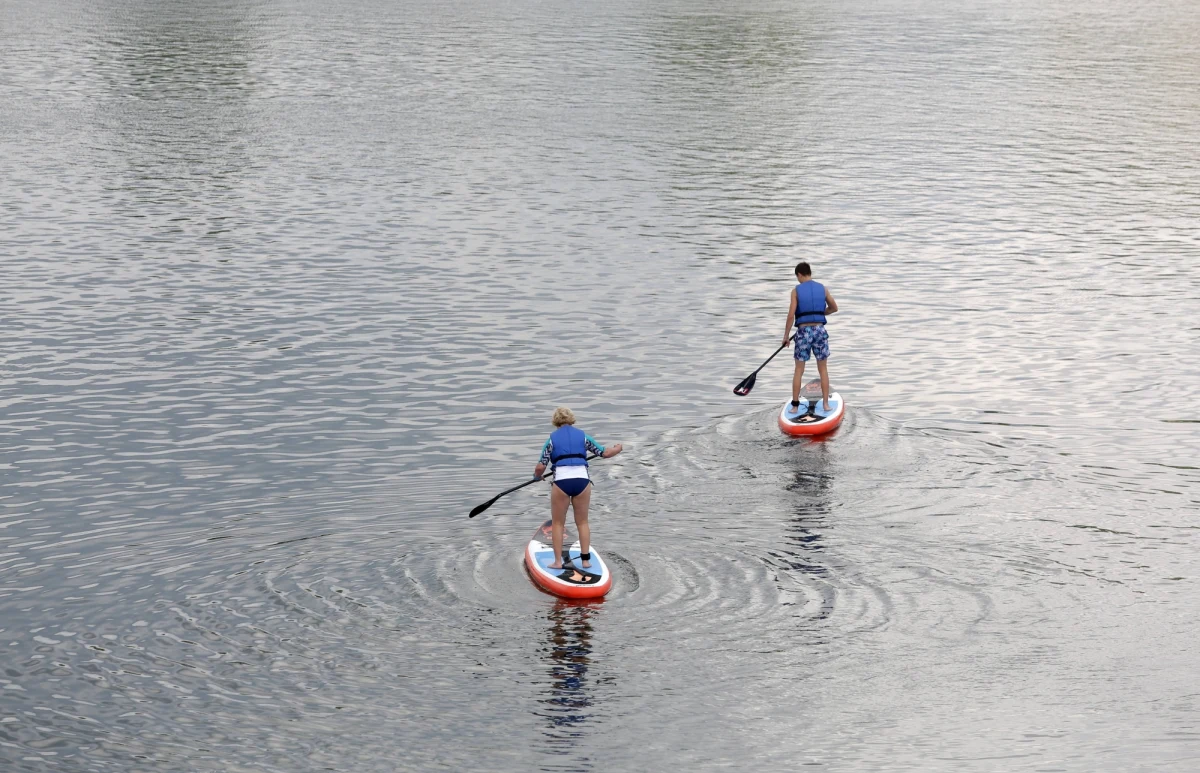 Dwa kąpieliska nad jeziorem Ukiel i jedno nad Skandą będą w sezonie wakacyjnym strzeżone przez ratowników - zdecydowali dziś olsztyńscy radni.       