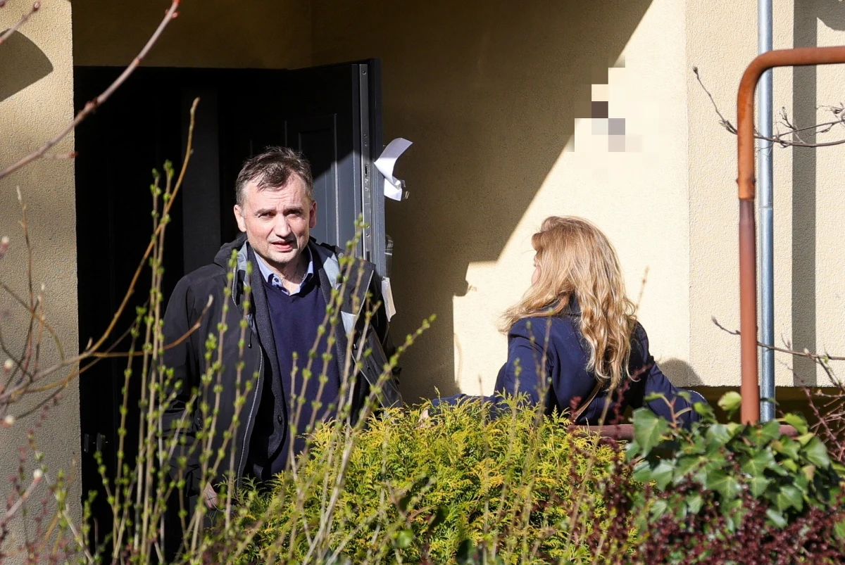 Przeszukanie w kolejnym domu należącym do byłego ministra sprawiedliwości Zbigniewa Ziobry - dowiedział się reporter RMF FM. Agenci ABW działają na zlecenie zespołu śledczych Prokuratury Krajowej, prowadzącego postępowanie w sprawie Funduszu Sprawiedliwości. Wczoraj pod nieobecność domowników przeszukiwali już nieruchomość należącą do byłego ministra. 