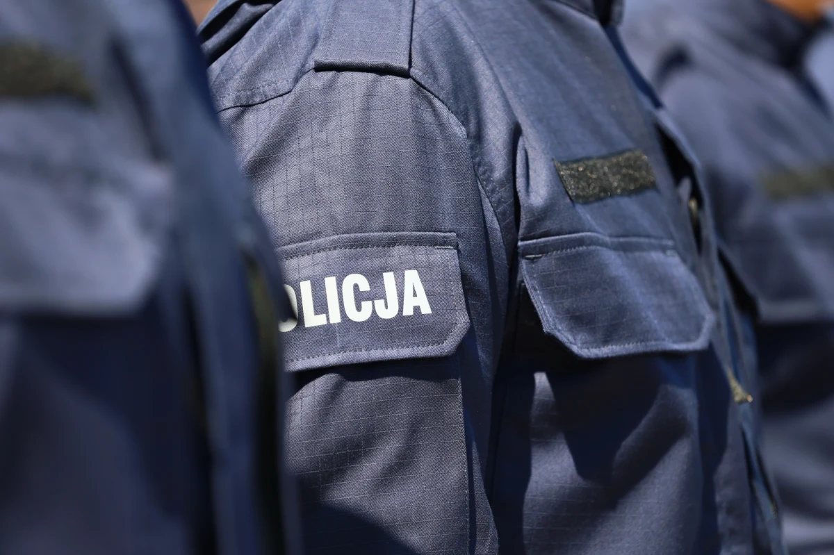 Były naczelnik Wydziału Prewencji Komendy Wojewódzkiej Policji w Białymstoku został oskarżony o naruszenie nietykalności cielesnej cywilnej pracownicy komendy. Podczas okolicznościowego spotkania w komendzie policjant miał klepnąć kobietę w pośladek. Nie przyznaje się do zarzuconego mu czynu.

