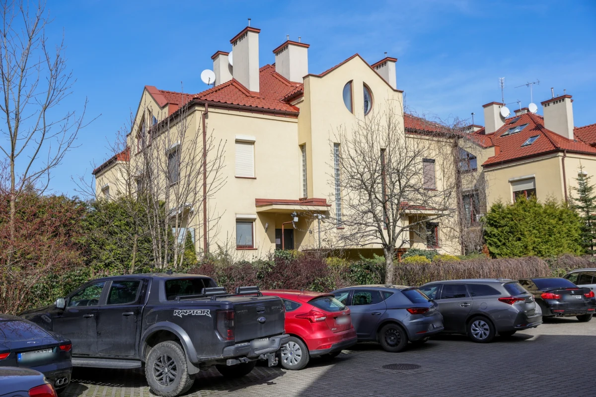 W domu Zbigniewa Ziobry ujawniliśmy oryginał teczki nadzoru akt postępowania przygotowawczego. Będziemy analizowali, jak się tam znalazł i czy się tam powinien znaleźć - poinformował rzecznik Prokuratury Krajowej prok. Przemysław Nowak. Dodał, że chodzi o sprawę śmierci ojca Ziobry.