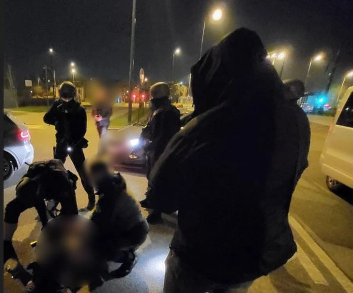 Odzież, buty, a przede wszystkim charakterystyczna postawa ciała pozwoliły na identyfikację mężczyzny podpalonego na przystanku w Łodzi. Do prokuratury zgłosiła się kobieta, która poinformowała, że ofiarą zbrodni jest jej syn. Śledczy zlecili badania genetyczne, by potwierdzić, czy to rzeczywiście 36-latek ze Zgierza.               