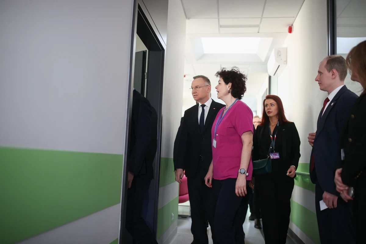 Prezydent Andrzej Duda, odwiedził dziś Ośrodek Rehabilitacji i Diagnostyki Biometrycznej w Radziszowie. Podkreślił, że placówka jest przykładem, że "ochrona zdrowia może być realizowana na najwyższym poziomie".
