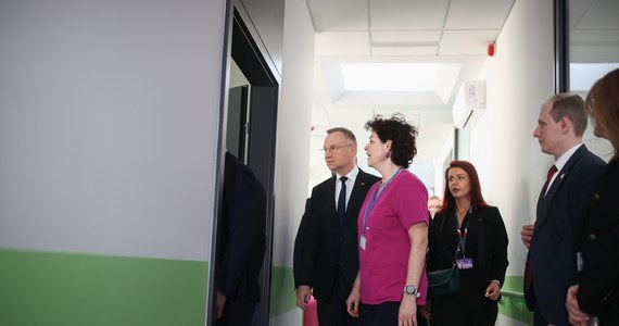 Prezydent Andrzej Duda, odwiedził dziś Ośrodek Rehabilitacji i Diagnostyki Biometrycznej w Radziszowie. Podkreślił, że placówka jest przykładem, że "ochrona zdrowia może być realizowana na najwyższym poziomie".