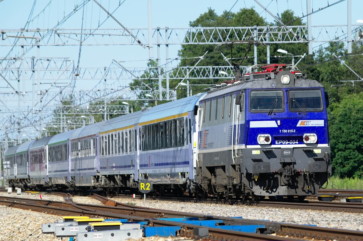 Dwa wagony pociągu PKP Intercity wykoleiły się w Warszawie. Do zdarzenia doszło po godzinie 13.00 w pobliżu stacji Warszawa Grochów. Pociąg jechał bez pasażerów na stację postojową. W maszynie znajdowała się jedynie załoga. Nikomu nic się nie stało.

