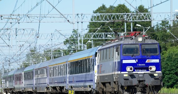 Dwa wagony pociągu PKP Intercity wykoleiły się w Warszawie. Do zdarzenia doszło po godzinie 13.00 w pobliżu stacji Warszawa Grochów. Pociąg jechał bez pasażerów na stację postojową. W maszynie znajdowała się jedynie załoga. Nikomu nic się nie stało.

