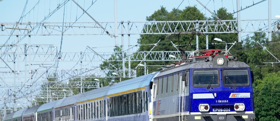 Dwa wagony pociągu PKP Intercity wykoleiły się w Warszawie. Do zdarzenia doszło po godzinie 13.00 w pobliżu stacji Warszawa Grochów. Pociąg jechał bez pasażerów na stację postojową. W maszynie znajdowała się jedynie załoga. Nikomu nic się nie stało.

