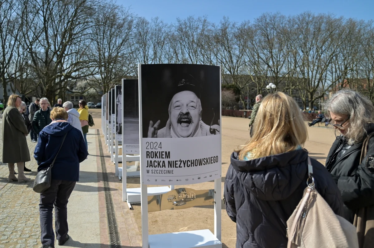 W Szczecinie otwarta została plenerowa wystawa przygotowana z okazji 100. rocznicy urodzin Jacka Nieżychowskiego, twórcy Operetki Szczecińskiej oraz legendarnego Festiwalu Młodych Talentów, "najbarwniejszej postaci szczecińskiej kultury".

