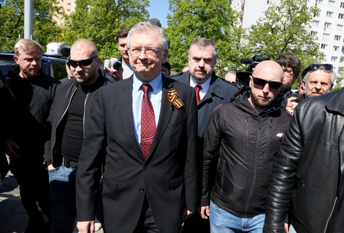 Ambasador Rosji Siergiej Andriejew opuścił terytorium Polski - przekazał dziennikarzom w Rydze Radosław Sikorski. Pytany o to, czy dyplomata został wydalony, szef polskiego MSZ odparł "nie".