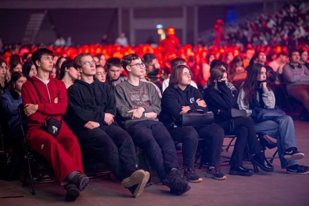 ​3 kwietnia 2024 roku w Netto Arena w Szczecinie wyjątkowe wydarzenie, które ma szansę na zawsze zmienić postrzeganie donacji i transplantacji narządów wśród młodego pokolenia. Blisko 3000 uczniów ze szczecińskich szkół ponadpodstawowych spotka się osobiście z zespołami transplantacyjnymi oraz osobami, które dzięki przeszczepom zyskały drugie życie.