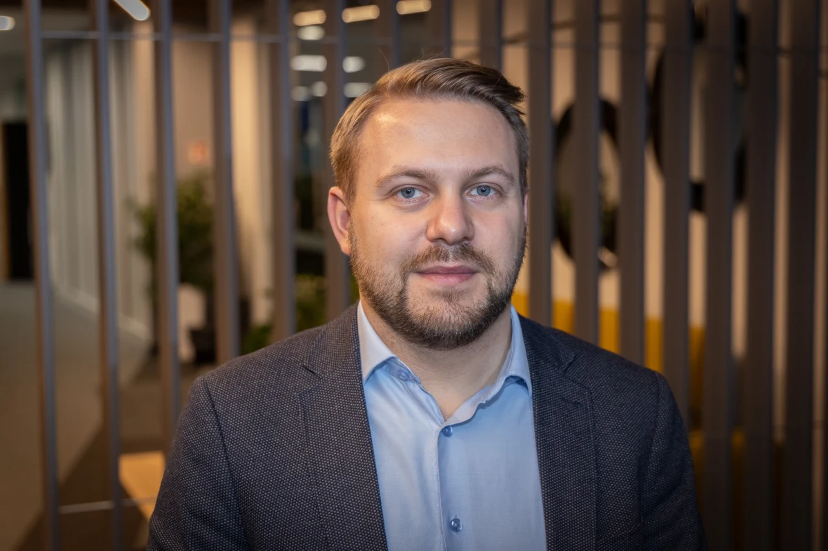 "To jest obraz niczym z walki z kartelami narkotykowymi" - tak o przeszukaniach w domu byłego ministra sprawiedliwości Zbigniewa Ziobro mówi rzecznik Suwerennej Polski Jacek Ozdoba w Rozmowie o 7:00 w Radiu RMF24. Parlamentarzysta, mówiąc o wejściu śledczych do domu Zbigniewa Ziobry zaznaczył, że były minister nie jest osobą podejrzaną w sprawie. "To jest nieproporcjonalność. Pokaz siły, który ma udowodnić, że aparat państwa ma służyć do tego, żeby wprowadzać w pewnym stopniu represje" - ocenił gość Michała Zielińskiego.