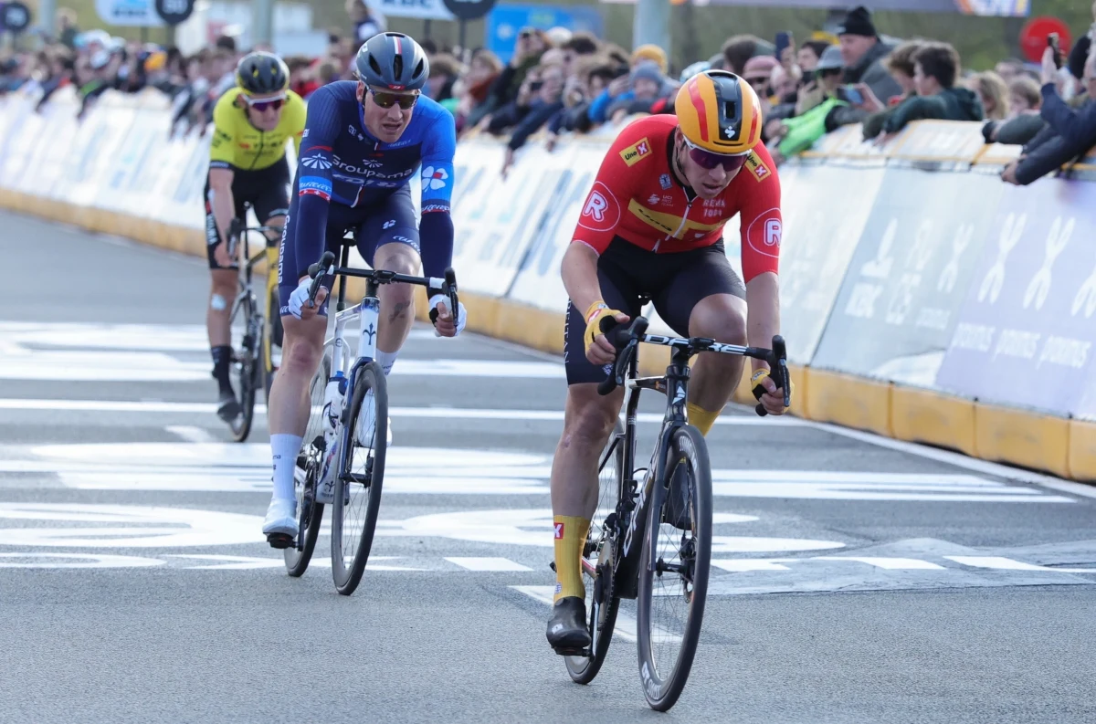 Kraksa podczas kolarskiego klasyku Dwars Door Vlaanderen! Belg Wout van Aert złamał obojczyk i kilka żeber. Mocno ucierpieli też Jasper Stuyven i Mads Pedersen. 
