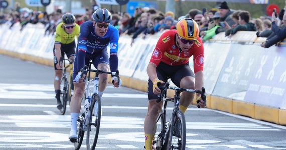 Kraksa podczas kolarskiego klasyku Dwars Door Vlaanderen! Belg Wout van Aert złamał obojczyk i kilka żeber. Mocno ucierpieli też Jasper Stuyven i Mads Pedersen. 