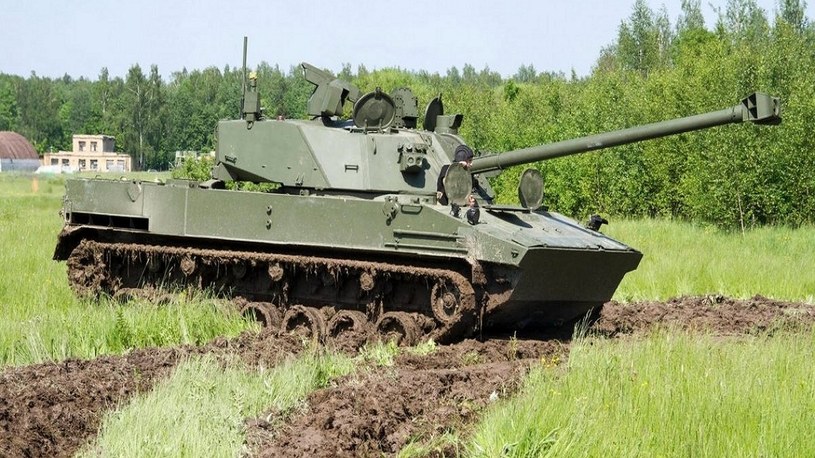 Rosja sięga po najnowszą broń. W sieci pojawiły się zdjęcia transportu samobieżnego systemu artyleryjskiego 2S42 Lotos. Ciężkie czasy nadchodzą dla ukraińskich żołnierzy.