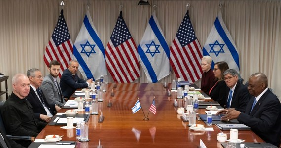 Hamas nie zamierza uwalniać zakładników, Izrael nie zamierza rezygnować z ofensywy na Rafah, USA nie rezygnują z prób powstrzymania masakry w Strefie Gazy. Rzeczniczka Białego Domu Karine Jean-Pierre poinformowała jednak, że Benjamin Netanjahu zgodził się przełożyć odwołaną wcześniej wizytę delegacji rządu w celu omówienia izraelskich planów operacji wojskowej.