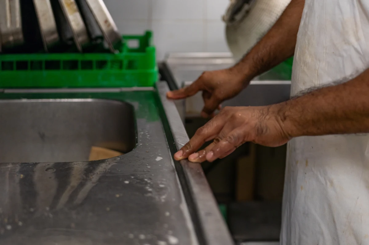 Próbujący wyjechać z Filipin migranci płacą podejrzanym agentom tysiące dolarów, by dostać się do Polski, gdzie mierzą się z surowym prawem migracyjnym – podaje telewizja Al-Dżazira.