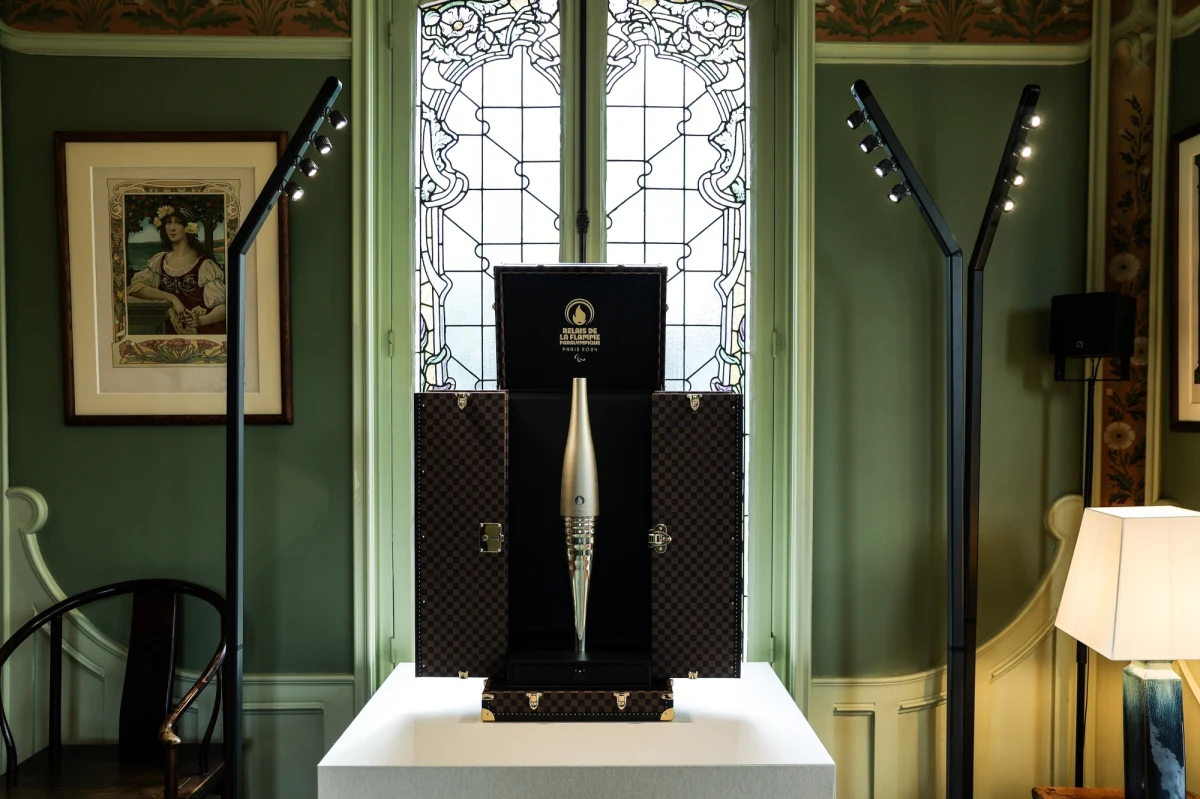 Jeden z najbardziej znanych na świecie domów mody Louis Vuitton, specjalizujący się w produkcji luksusowych torebek i walizek, zaprezentował kufry przeznaczone do transportu pochodni olimpijskich. Potentat modowy przygotuje też gabloty na medale.