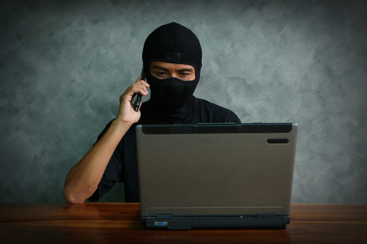 W ciągu dwóch ostatnich dni czterech mieszkańców Warmii i Mazur straciło blisko 350 tys. złotych. Oszuści wykorzystując metodę tzw. "spoofingu", podszywając się pod pracowników banku, pozbawili ich oszczędności życia. Policjanci alarmują i ostrzegają - wszelkie telefoniczne prośby o przelanie pieniędzy, trzeba zweryfikować osobiście w swoim banku.