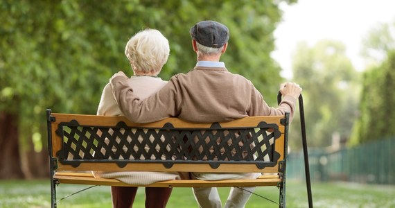 Od 1 kwietnia Zakład Ubezpieczeń Społecznych będzie korzystał z nowej tablicy przygotowanej przez Głównym Urząd Statystyczny przy obliczaniu przyszłych emerytur. To sprawi, że emerytura osoby w wieku 60 lat będzie niższa o 3,7 proc., a osoby w wieku 65 lat – o 4,1 proc. niż obliczona na podstawie poprzedniej tablicy.