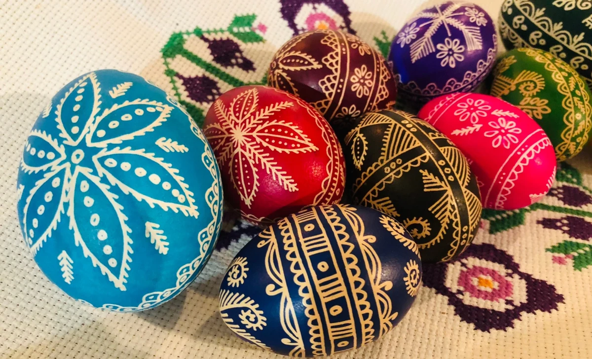 Najlepsze są matowe, chropowate, kurze lub gęsie; muszą być sezonowane niczym dobre drewno - mowa o... opoczyńskich pisankach, które powstają z wydmuszek jaj. Jest już niewiele osób, które opanowały tę trudną i precyzyjną sztukę "pisania" woskiem. Reporterka RMF FM Agnieszka Wyderka odwiedziła Koło Gospodyń Wiejskich "Otwarty Krąg" z Wygnanowa koło Opoczna w Łódzkiem.