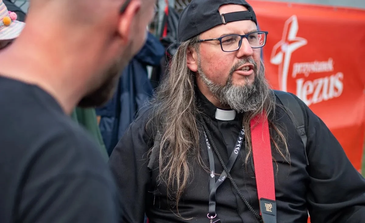 Wielki Czwartek to w Kościele Dzień Kapłaństwa. Czy dziś zmienia się obraz księdza? "Powoli to chyba nie jest sensacja, że ksiądz ma długie włosy" - mówi w rozmowie z Tomaszem Terlikowskim w Radiu RMF24 ksiądz Grzegorz Szczygieł, proboszcz Parafii Matki Bożej Saletyńskiej w Krakowie. Jak dodaje, lubi swój wizerunek, który wynika po części również z upodobań muzycznych. W szczerej rozmowie ksiądz opowiada także o życiu codziennym, roli "menedżera" w parafii, a także o radzeniu sobie z celibatem.