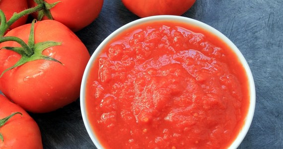 Trzy lata więzienia grożą kobiecie z Nigerii, która w niepochlebnych słowach w internecie oceniła jakość pomidorowego puree. Producent zarzucił jej, że poprzez swoje komentarze zaszkodziła jego biznesowi.
