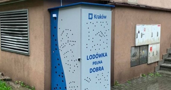 W Krakowie pojawiła się już czwarta „Lodówka Pełna Dobra”. Nowa lodówka stanęła na ul. Praskiej 52 przy budynku, w którym mieści się filia nr 5 MOPS . Mogą z niej korzystać zarówno potrzebujący, jak i te osoby, które chciałyby podzielić się jedzeniem z innymi. Na terenie miasta takie lodówki społeczne działają już od 2021 roku, w trzech innych lokalizacjach.