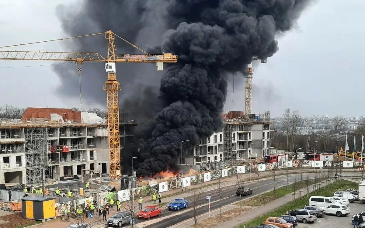W gdańskim osiedlu Łostowice, przy ul. ul. Ofiar Grudnia '70, wybuchł pożar. Konieczna była ewakuacja 70 pracowników.