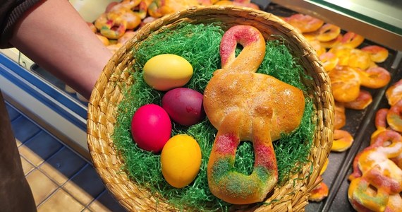 Niemcy już dziś mogą spodziewać się wielkanocnych jajek, które przynosić będą bociany! Te niezwykle popularne w tym kraju ptaki odgrywają szczególną rolę właśnie w okresie świąt wielkanocnych.