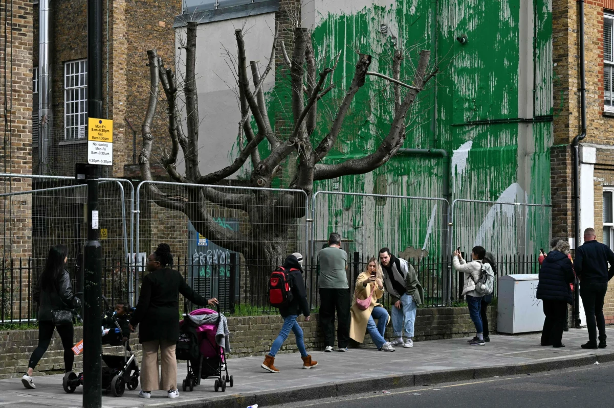 Niewielki blok mieszkaniowy w północnym Londynie nagle zyskał na wartości. Powodem jest graffiti Banksy’ego, które w miniony weekend pojawiło się na jednej ze ścian budynku. 