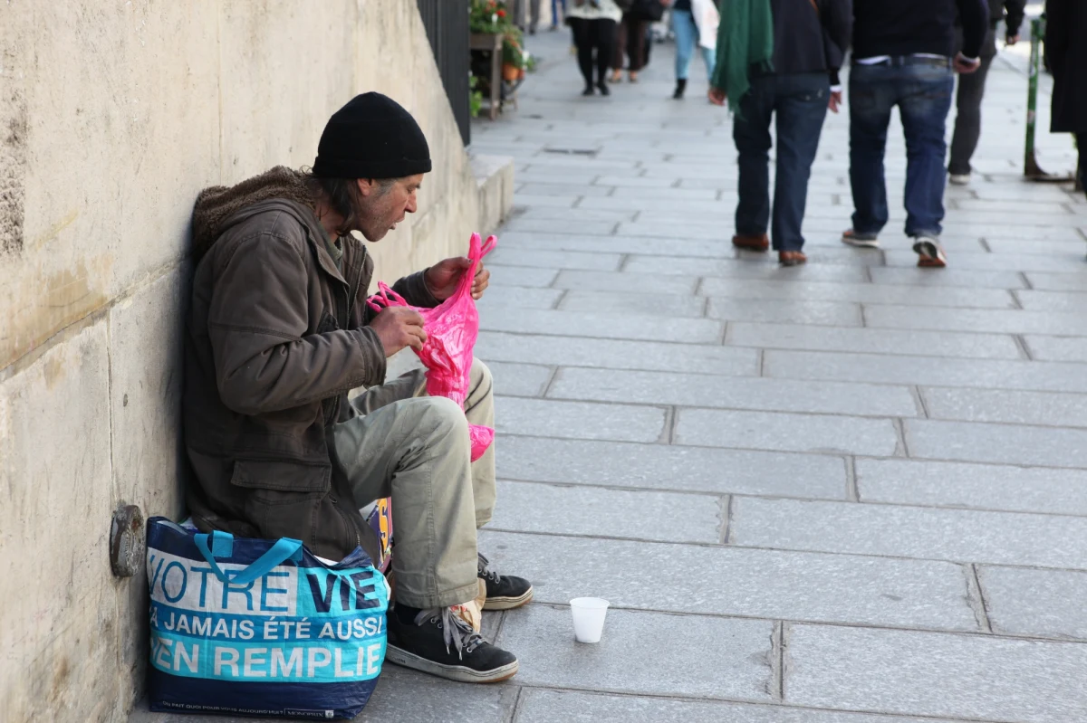 Paryż szykuje się do Igrzysk Olimpijskich. Francuzi postanowili, że wywiozą ze stolicy bezdomnych. Policja niszczy nocami ich dzikie obozowiska. Działania, mające poprawić wizerunek Paryża, wzbudziły ogromne kontrowersje.