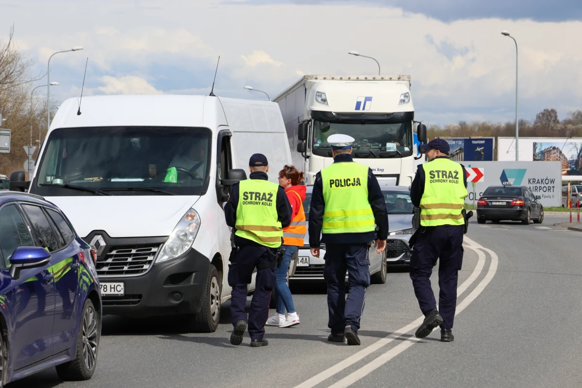 Tuż przed rozpoczęciem świątecznego weekendu PKP wraz z policją i Strażą Ochrony Kolei prowadzą akcję "Bezpieczny przejazd". Ma ona zwrócić uwagę na zagrożenia, jakie wynikają z nieznajomości przepisów ruchu drogowego.