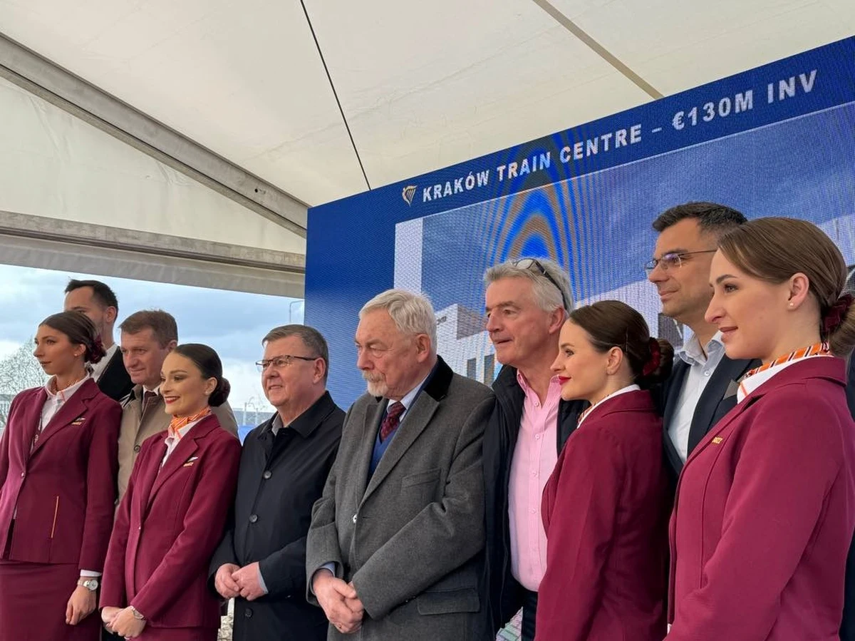 Linia lotnicza Ryanair rozpoczęła budowę centrum symulatorowo-treningowego o wartości 130 mln euro w sąsiedztwie lotniska Kraków Airport – ogłosił w czwartek prezes firmy Michael O'Leary. Dodał, że ośrodek zacznie działać w 2025 r. i umożliwi szkolenie do 500 osób dziennie oraz stworzy 150 miejsc pracy.