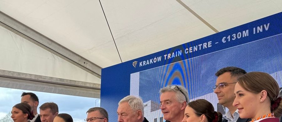 Linia lotnicza Ryanair rozpoczęła budowę centrum symulatorowo-treningowego o wartości 130 mln euro w sąsiedztwie lotniska Kraków Airport – ogłosił w czwartek prezes firmy Michael O'Leary. Dodał, że ośrodek zacznie działać w 2025 r. i umożliwi szkolenie do 500 osób dziennie oraz stworzy 150 miejsc pracy.