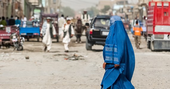 Przywódca talibów, którzy rządzą w Afganistanie, zapowiedział, że wobec kobiet będą stosowane drakońskie kary. Cudzołóstwo ma być karane kamieniowaniem – poinformował portal Times of India, który powołał się na nagranie wyemitowane w afgańskich mediach państwowych.