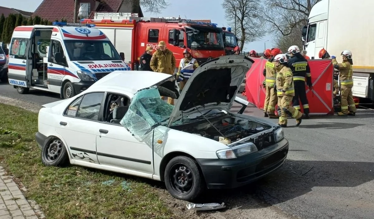 19-letni mężczyzna zmarł w wyniku wypadku drogowego w Niebrzydowie Wielkim w Warmińsko-Mazurskiem. Na miejsce wezwano śmigłowiec Lotniczego Pogotowia Ratunkowego.