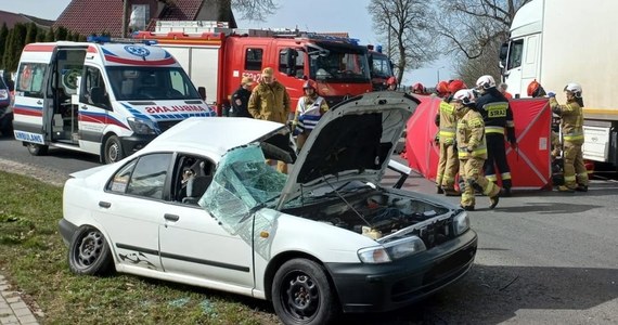 19-letni mężczyzna zmarł w wyniku wypadku drogowego w Niebrzydowie Wielkim w Warmińsko-Mazurskiem. Na miejsce wezwano śmigłowiec Lotniczego Pogotowia Ratunkowego.