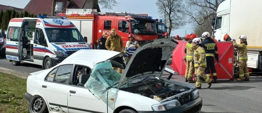 19-letni mężczyzna zmarł w wyniku wypadku drogowego w Niebrzydowie Wielkim w Warmińsko-Mazurskiem. Na miejsce wezwano śmigłowiec Lotniczego Pogotowia Ratunkowego.