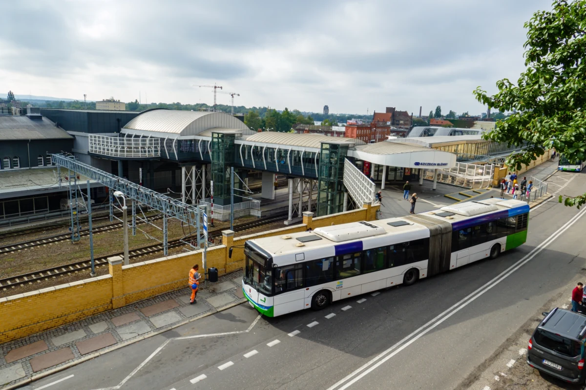 Od 1 września planowane jest wprowadzenie wspólnego biletu miesięcznego na komunikację miejską w Szczecinie i Stargardzie oraz przejazdy w Szczecińskiej Kolei Metropolitalnej. Aglomeracyjny bilet pozwoli pasażerom zaoszczędzić nawet ponad 170 zł na funkcjonujących dziś tzw. sieciówkach.