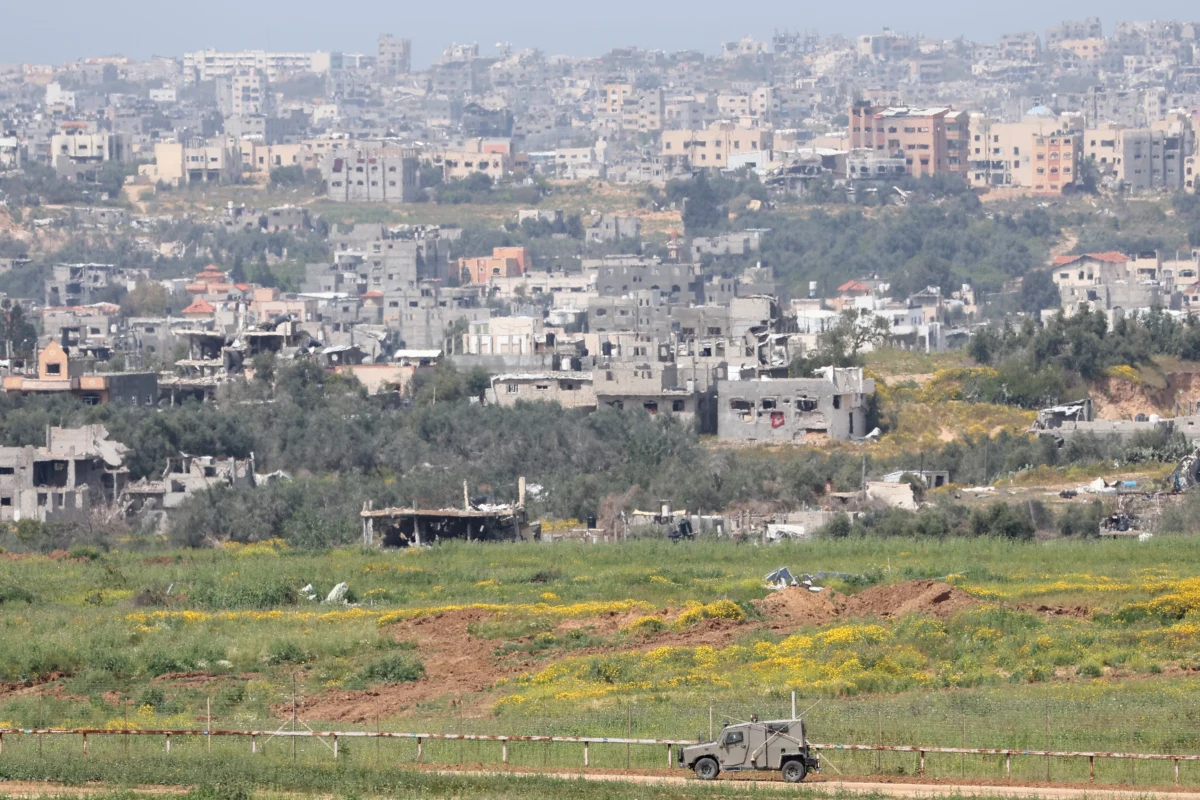 Wojna Izraela z Hamasem może wkroczyć w kolejną krwawą fazę. Premier Netanjahu zapowiada operację w kierunku miasta Rafah, gdzie schronili się palestyńscy cywile. Czy Stany Zjednoczone wydają się tracić cierpliwość wobec działań Izraela w Strefie Gazy? "Wojna prowadzona jest z brakiem poszanowania wielu standardów" - mówił w Radiu RM24 dr hab. Łukasz Fyderek, politolog, analityk, dyrektor Instytutu Bliskiego i Dalekiego Wschodu Uniwersytetu Jagiellońskiego.