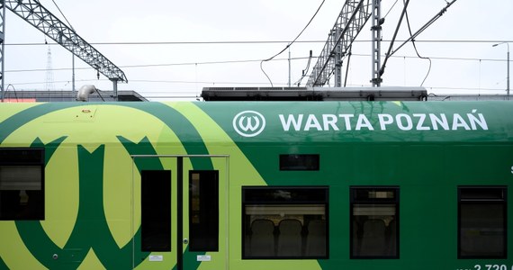 Kibice Warty Poznań mają powody do zadowolenia. Ich klub, we współpracy z Kolejami Wielkopolskimi, zaprezentował własny pociąg. Zielonym „Warciarzem” będzie można pojechać już na najbliższy mecz, 2 kwietnia.