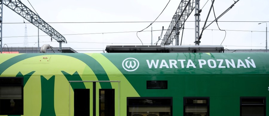 Kibice Warty Poznań mają powody do zadowolenia. Ich klub, we współpracy z Kolejami Wielkopolskimi, zaprezentował własny pociąg. Zielonym „Warciarzem” będzie można pojechać już na najbliższy mecz, 2 kwietnia.