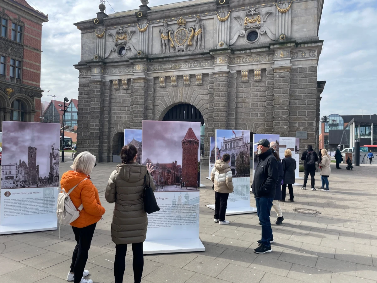 "Miasto ruin - miasto nadziei. Gdańsk zniszczony - Gdańsk odrodzony" to tytuł nowej wystawy. Po podejściu do zdjęć  - w zależności od tego pod jakim kątem je obserwujemy - można dobrze porównać, jak miasto wyglądało w 1945  roku i współcześnie.