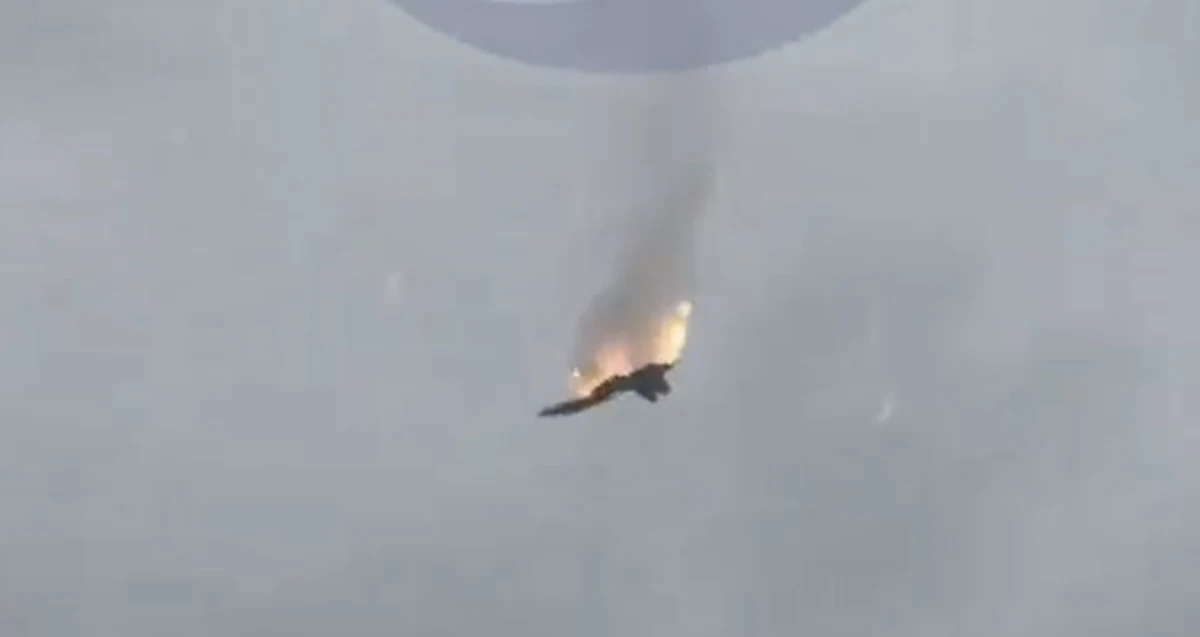 Rosyjski samolot bojowy rozbił się w pobliżu Sewastopola na okupowanym Krymie. Niektóre wojskowe kanały na Telegramie twierdzą, że maszyna została zestrzelona przez przypadek przez rosyjską obronę powietrzną. 